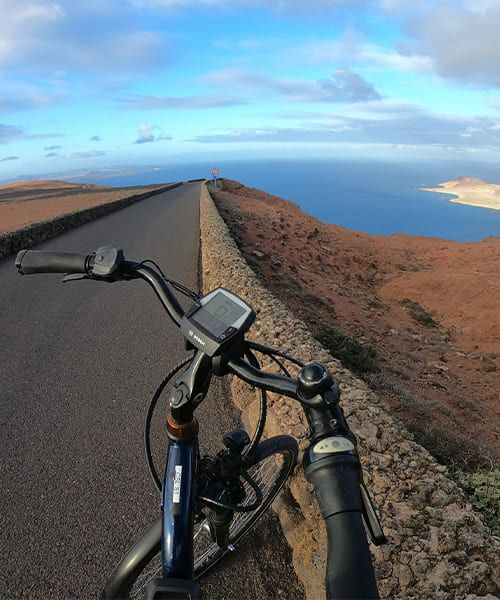 Ciclista sulle strade vulcaniche di Lanzarote affacciate sul mare - Canarie - Spagna