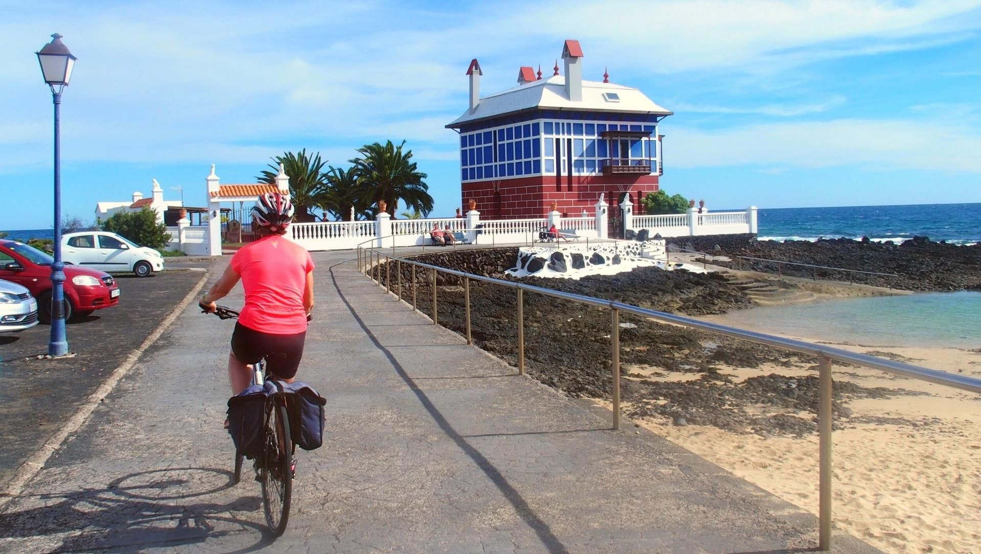 Ciclista sul mare - Lanzarote - Canarie - Spagna