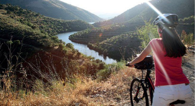Ciclisti lungo il Douro - Portogallo