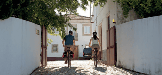 Ciclisti in un vicolo imbiancato a calce - Valle del Douro - Portogallo