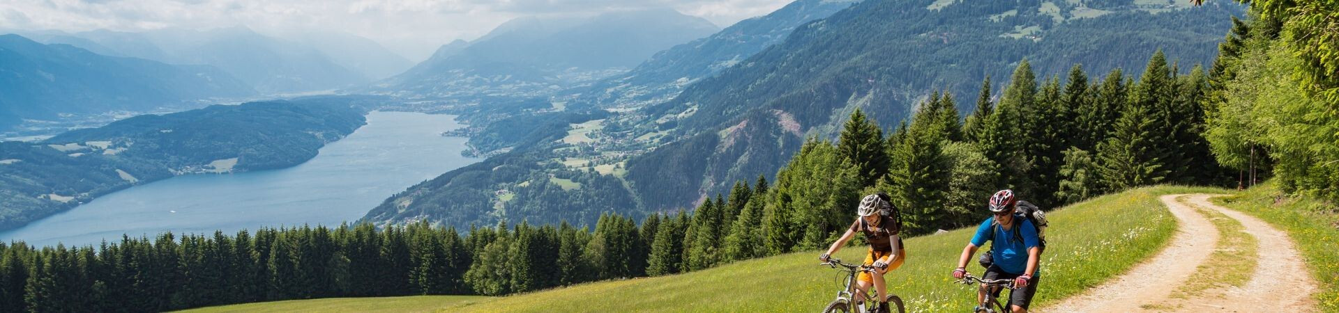 Ciclisti su un sentiero sopra il lago Millstättersee - Carinzia - Austria
