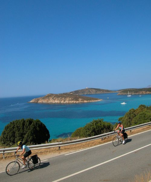 Cyclistes sur la route de la Costa Smeralda - Sardaigne - Italie
