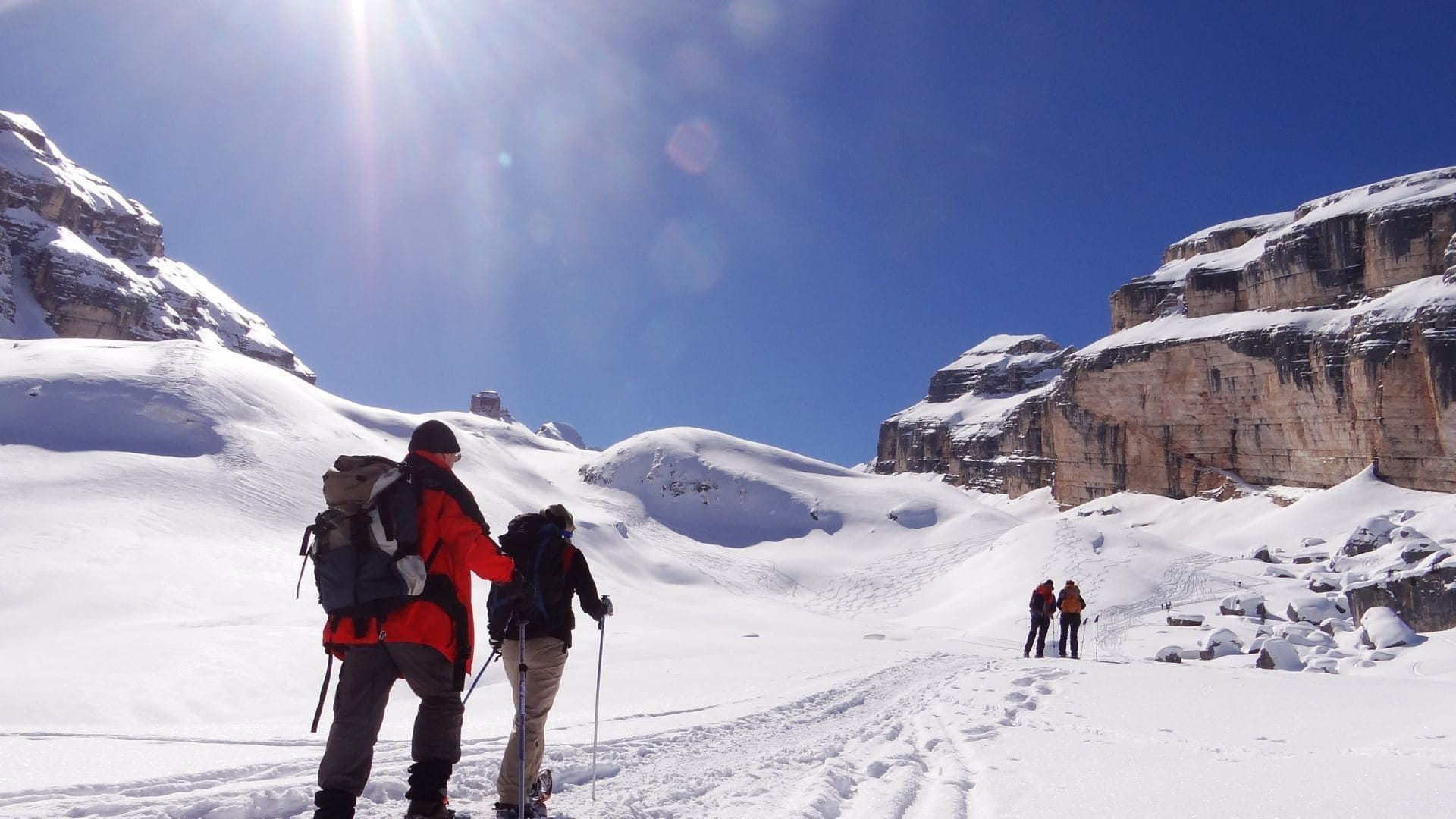 Randonneurs en raquettes sous le soleil - Dolomites - Italie