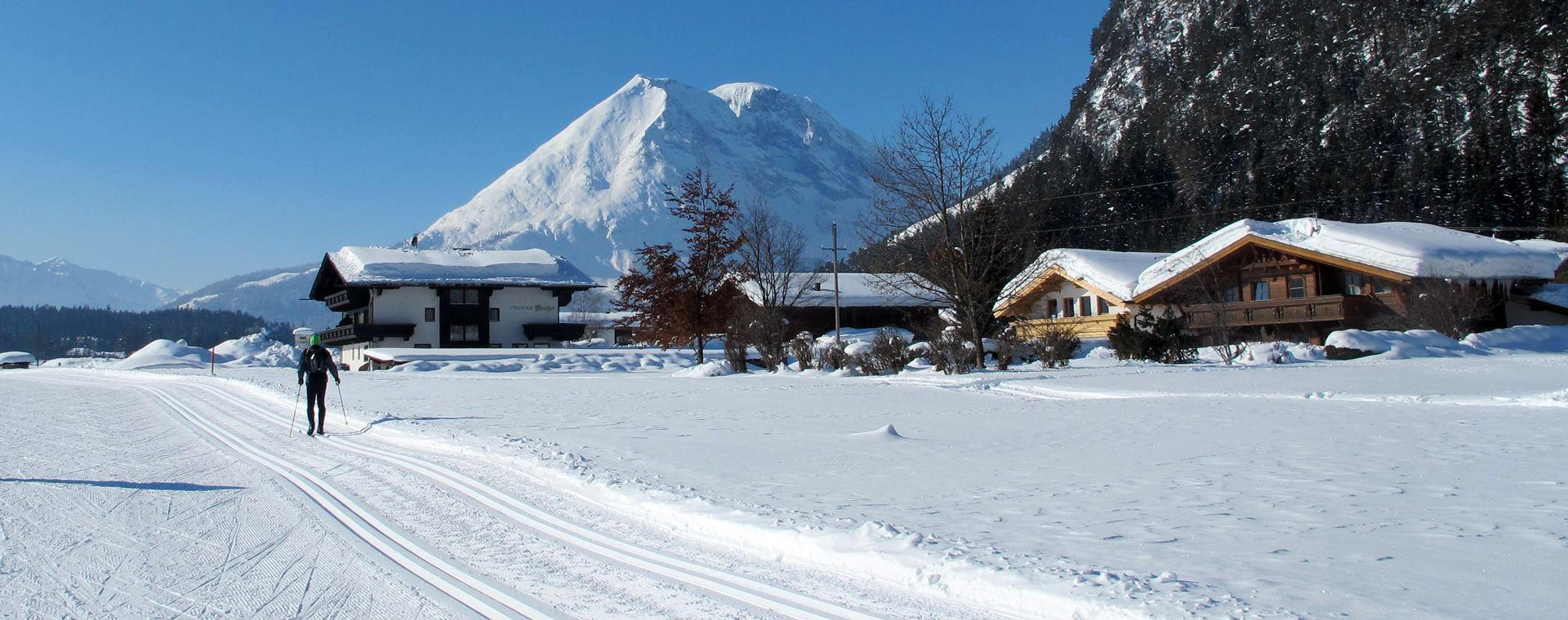 Fondista davanti alla montagna innevata - Leutasch - Tirolo - Austria