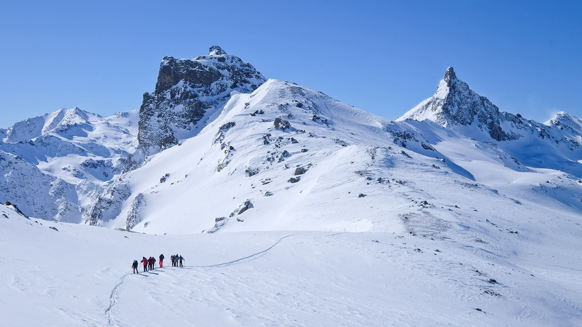 Escursionisti con le racchette da neve verso la Tête des Toillies - Queyras - Alpi - Francia