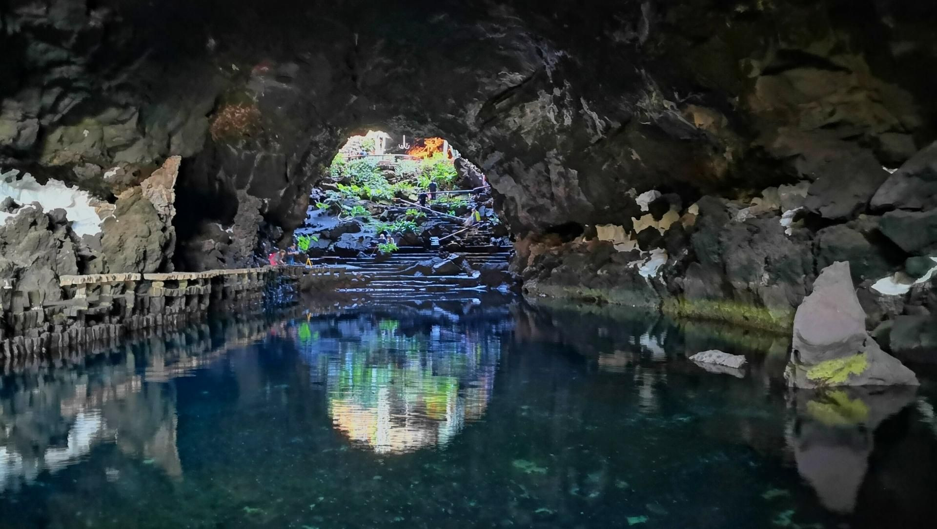 © David Praire Lago sotterraneo della Cueva de los Verdes - Haría - Lanzarote - Spagna