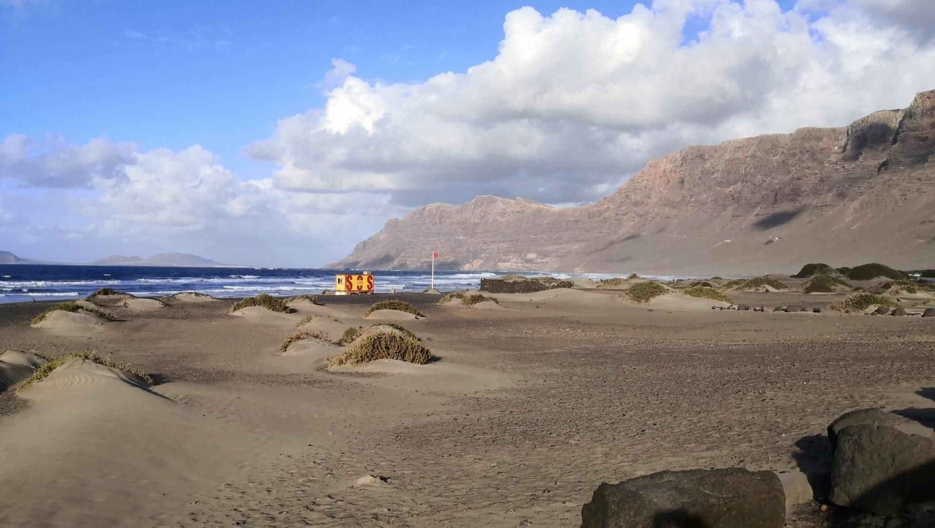 © David Praire Spiaggia di Famara ai piedi delle scogliere - Lanzarote - Isole Canarie