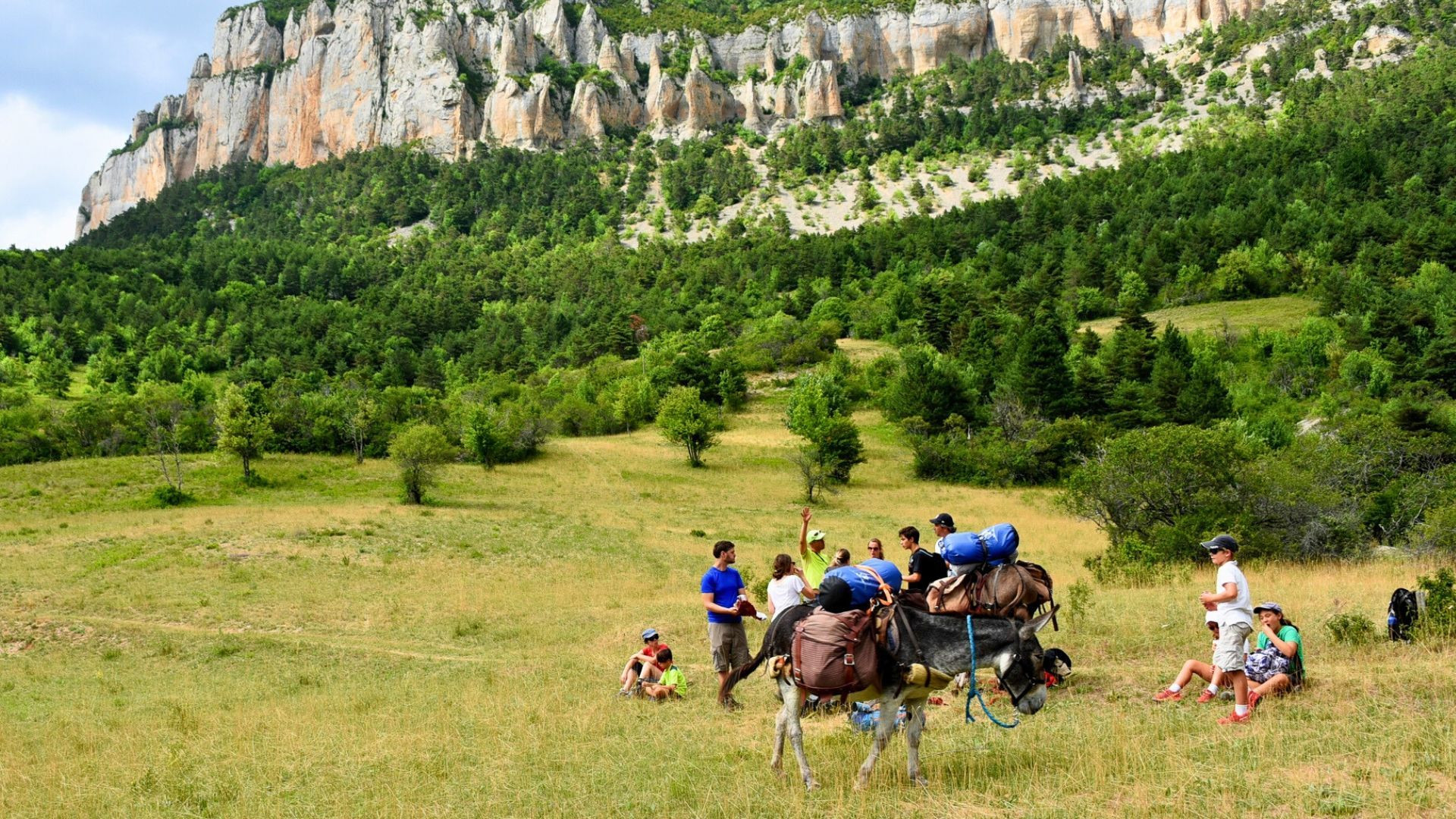 Famiglia in escursione con asini sotto le falesie - Vercors - Prealpi - Francia