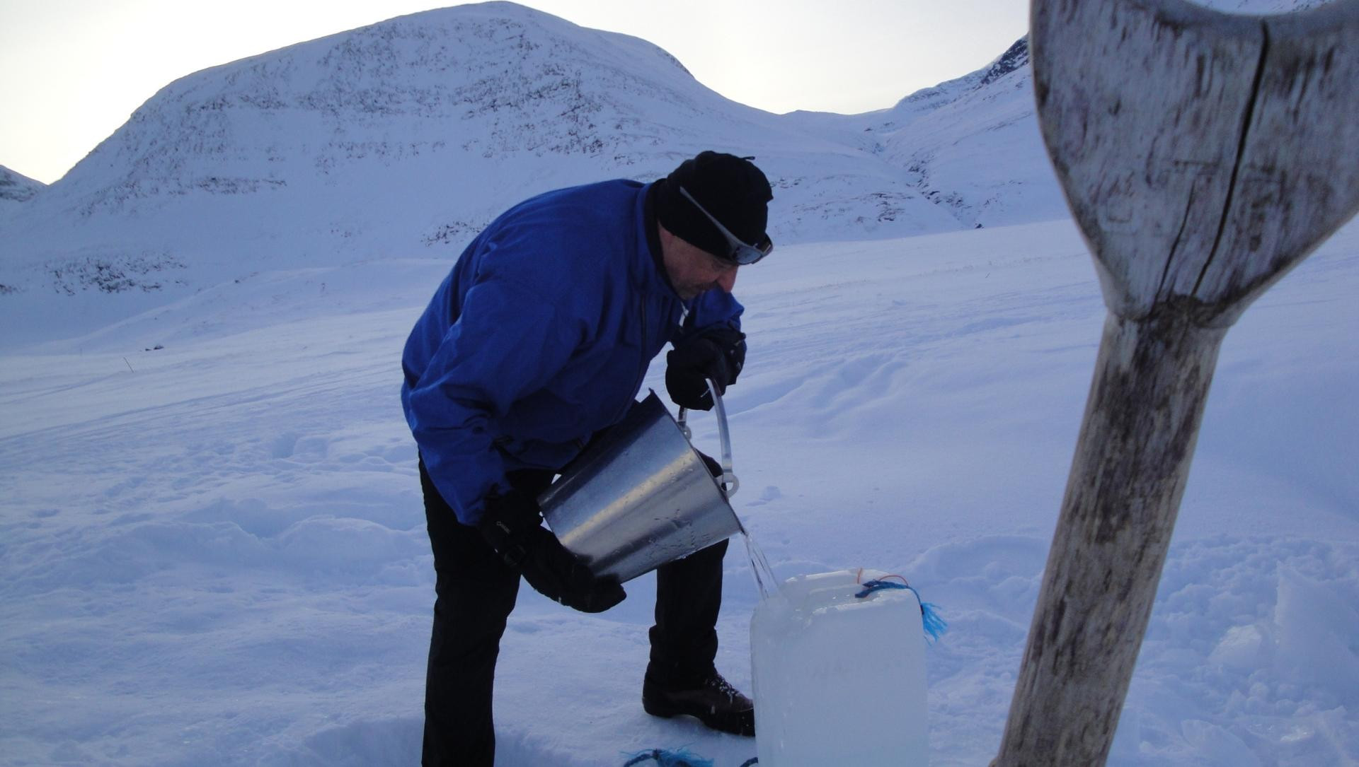 Raccolta d’acqua vicino a un rifugio - Lapponia svedese - Svezia