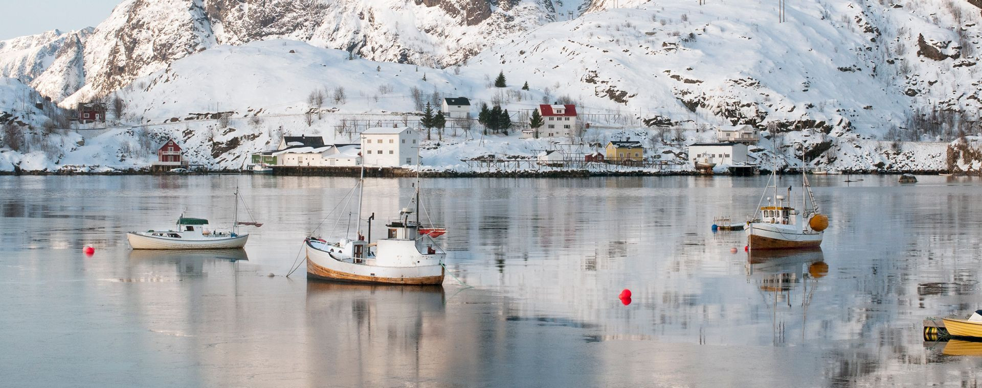 Barche da pesca alle Lofoten in inverno - Norvegia