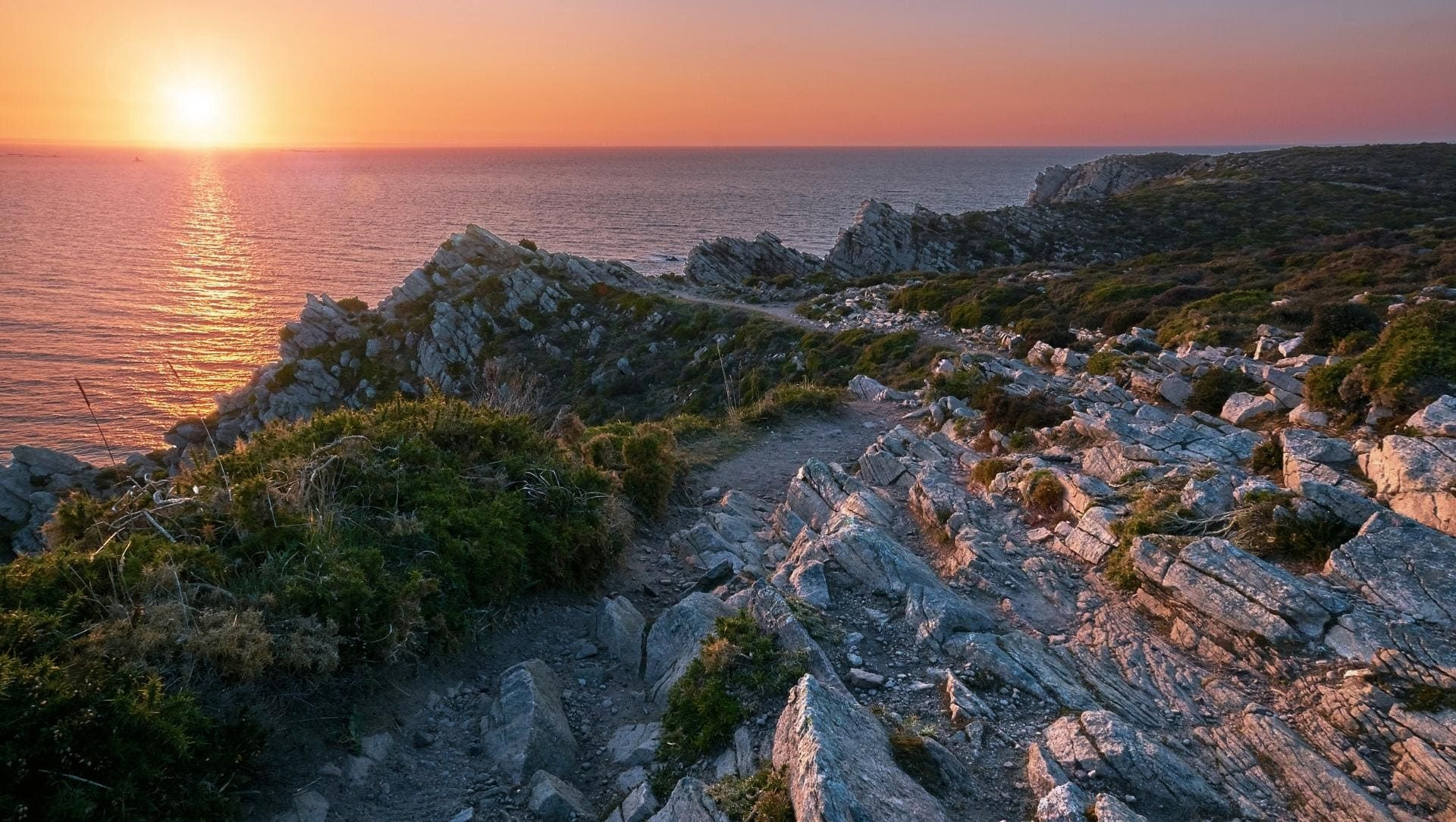 © Adobe Stock Sentiero costiero al tramonto a Cap d’Erquy - Bretagna - Francia