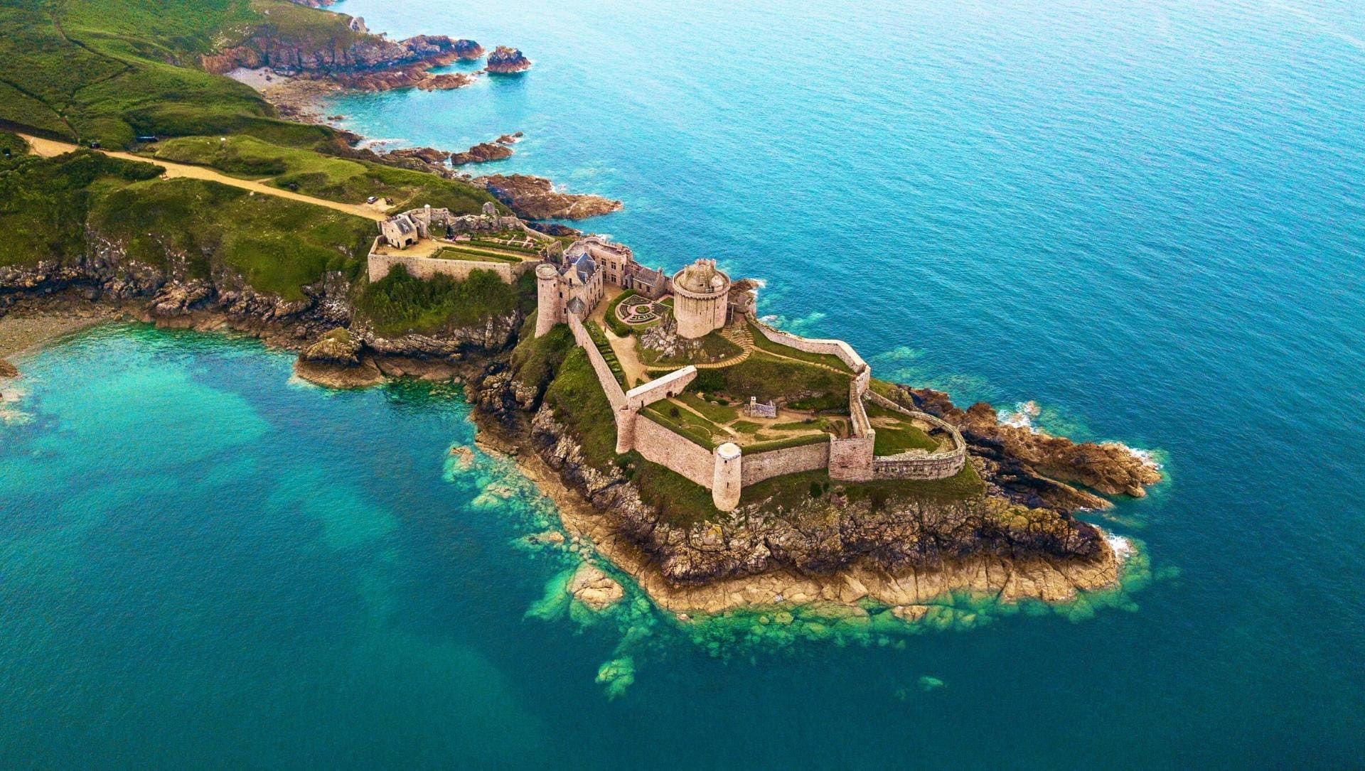© Adobe Stock Fort la Latte sul suo sperone roccioso a Cap Fréhel - Bretagna - Francia