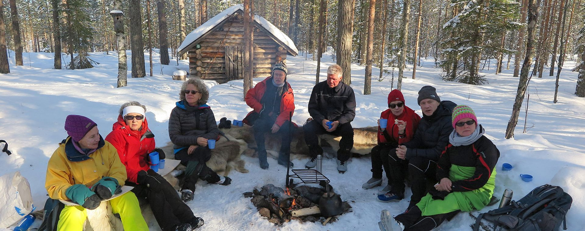 Pausa attorno al fuoco nella foresta innevata - Lapponia - Finlandia