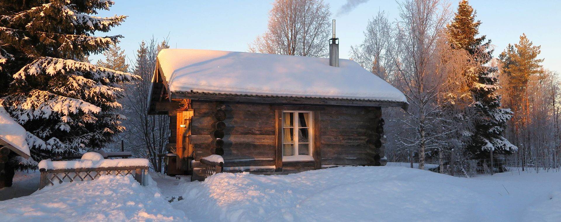 Chalet di tronchi sotto la neve vicino al confine russo - Lapponia - Finlandia
