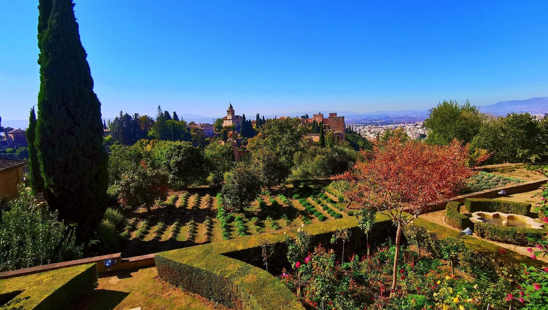 Giardini del Generalife e vista su Granada - Andalusia - Spagna
