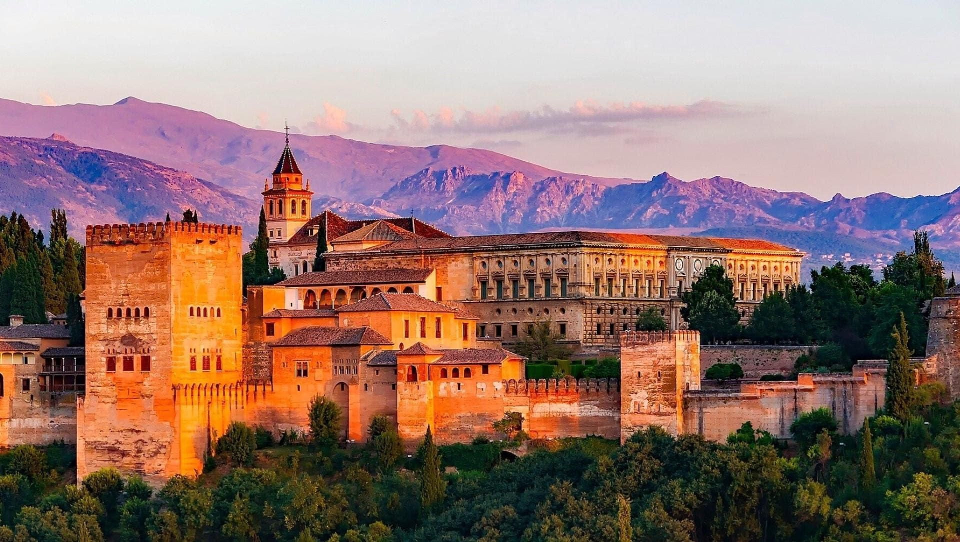 Palazzo dell’Alhambra al tramonto - Granada - Andalusia - Spagna
