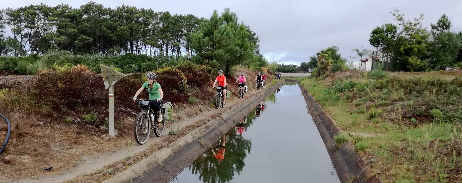Gruppo di ciclisti in viaggio da Lisbona a Sagres - Portogallo