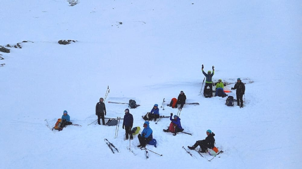 Gruppo di sciatori in discesa verso il rifugio Breistolen - Norvegia
