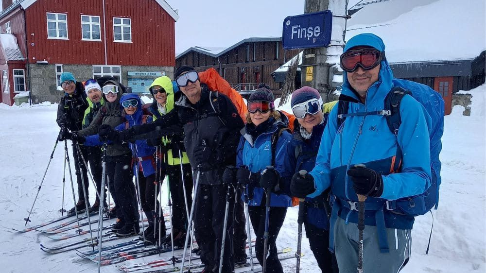 Gruppo di sciatori nordici alla stazione di Finse - Norvegia