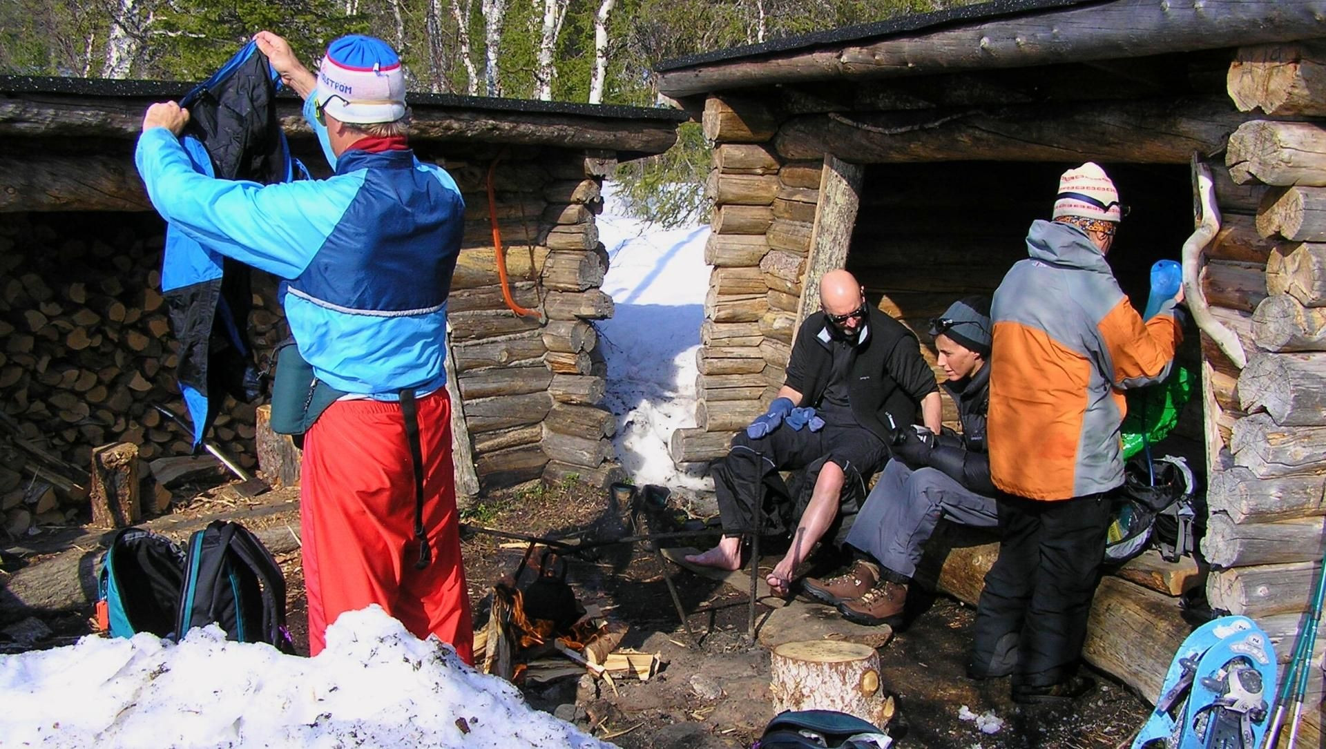 Gruppo a riposo davanti a un riparo nella Lapponia finlandese - Finlandia