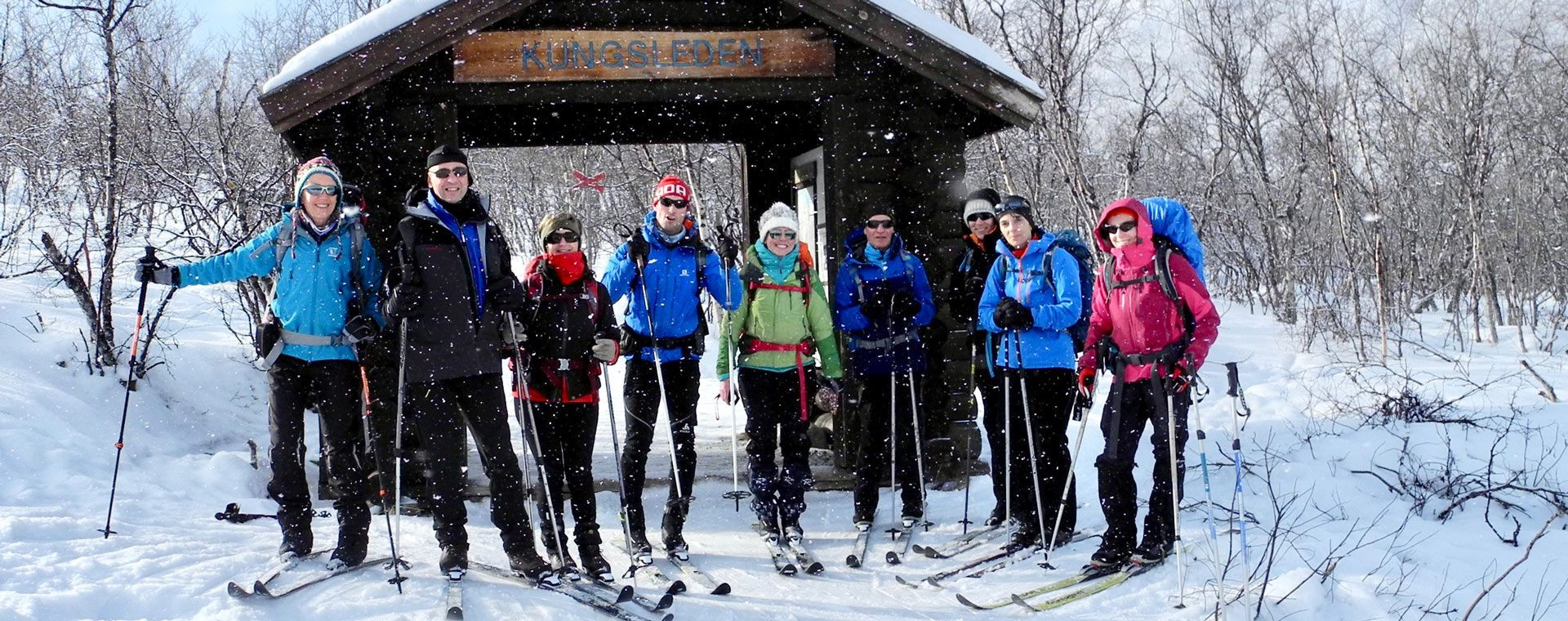 Gruppo di fondisti con gli sci sul Kungsleden - Svezia