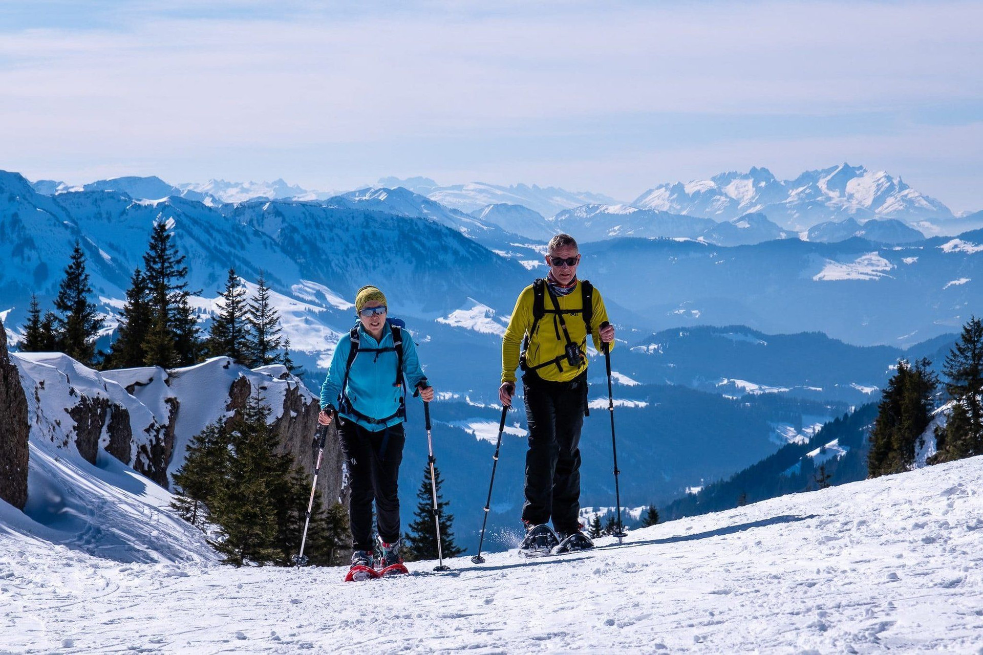 Escursionisti con le ciaspole in montagna innevata - Bregenzerwald - Austria