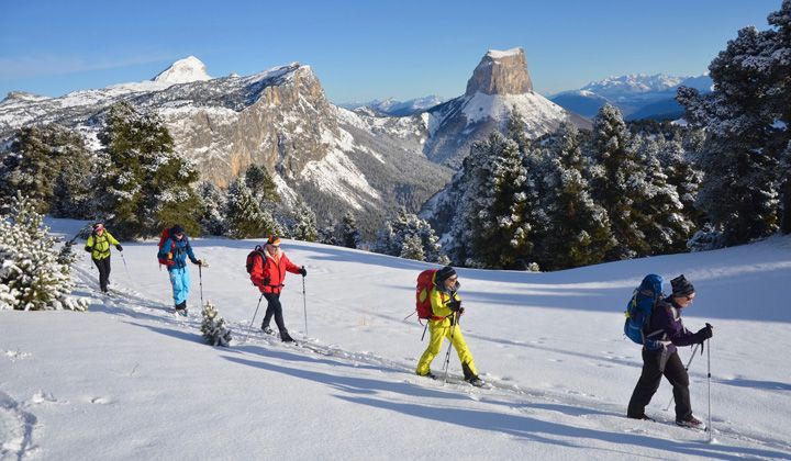 Gruppo di sci alpinismo davanti al Mont Aiguille - Vercors - Francia