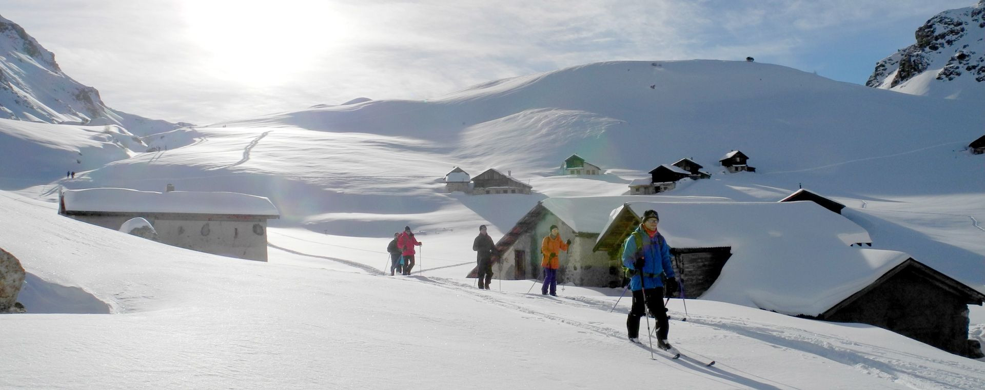 Gruppo di sciatori escursionisti verso una frazione innevata - Alta Ubaye - Francia