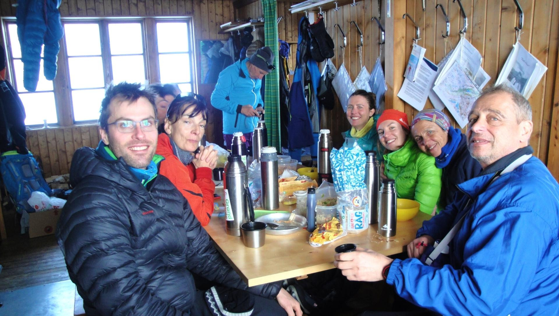 Gruppo di avventurieri in un rifugio del Kungsleden - Svezia