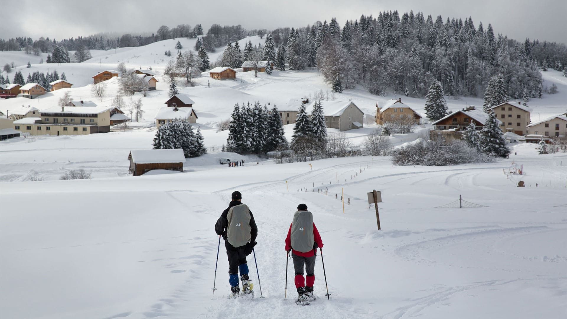 Escursionisti con le ciaspole sopra un villaggio - Grande Traversata del Giura - Francia