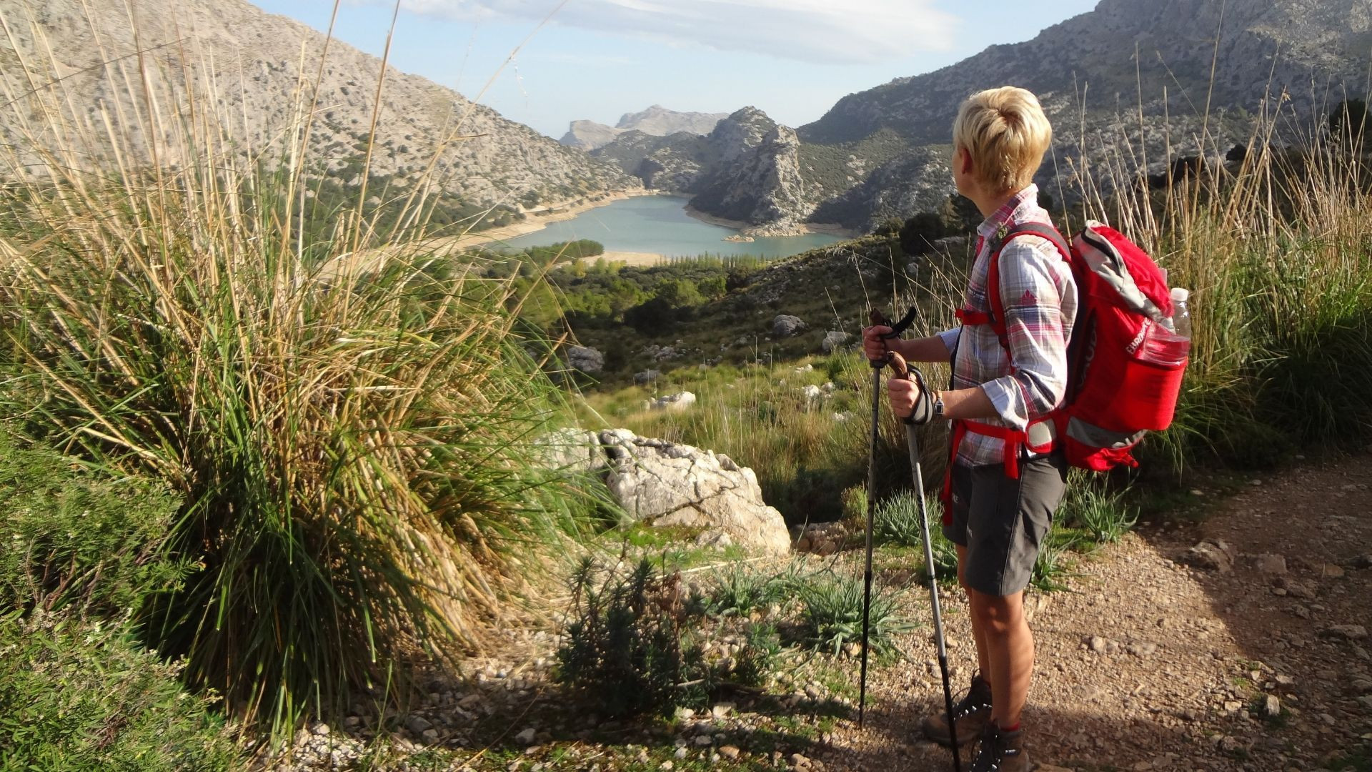 Escursionista sopra il lago Cúber - Maiorca - Spagna