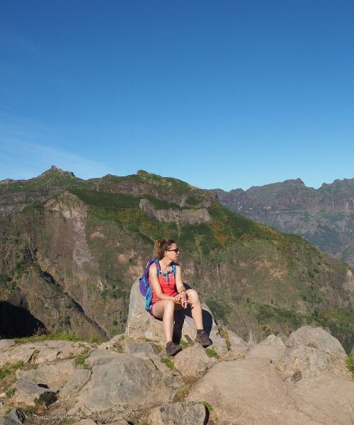 Escursionista sopra la valle di Curral das Freiras - Madeira - Portogallo