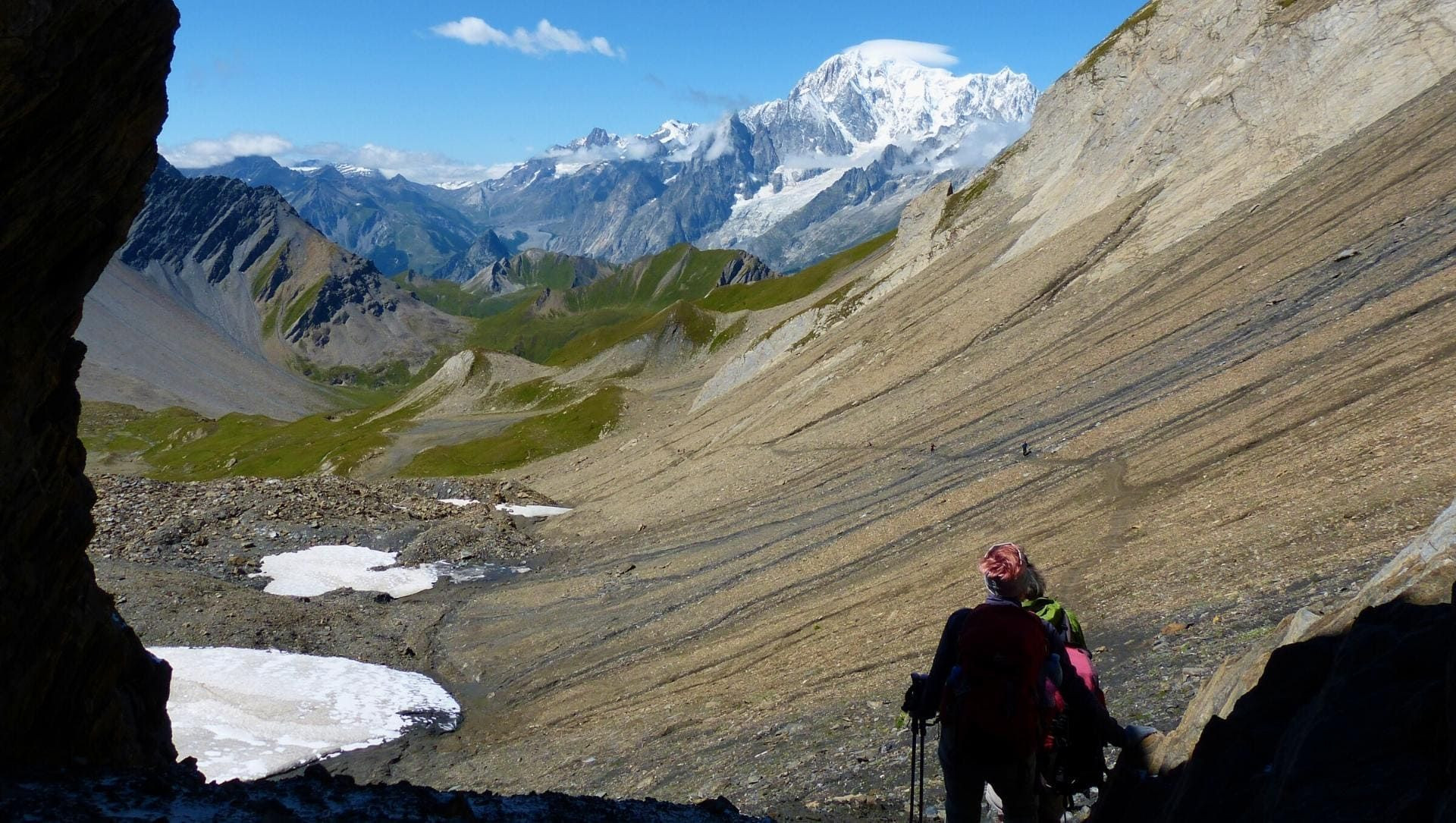 Randonneur et panorama sur une chaîne de montagnes - Tour des Géants - Val d'Aoste - Italie