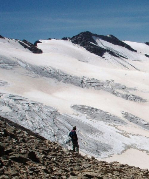 Randonneur devant le glacier du Grand Paradis - Val d'Aoste - Italie