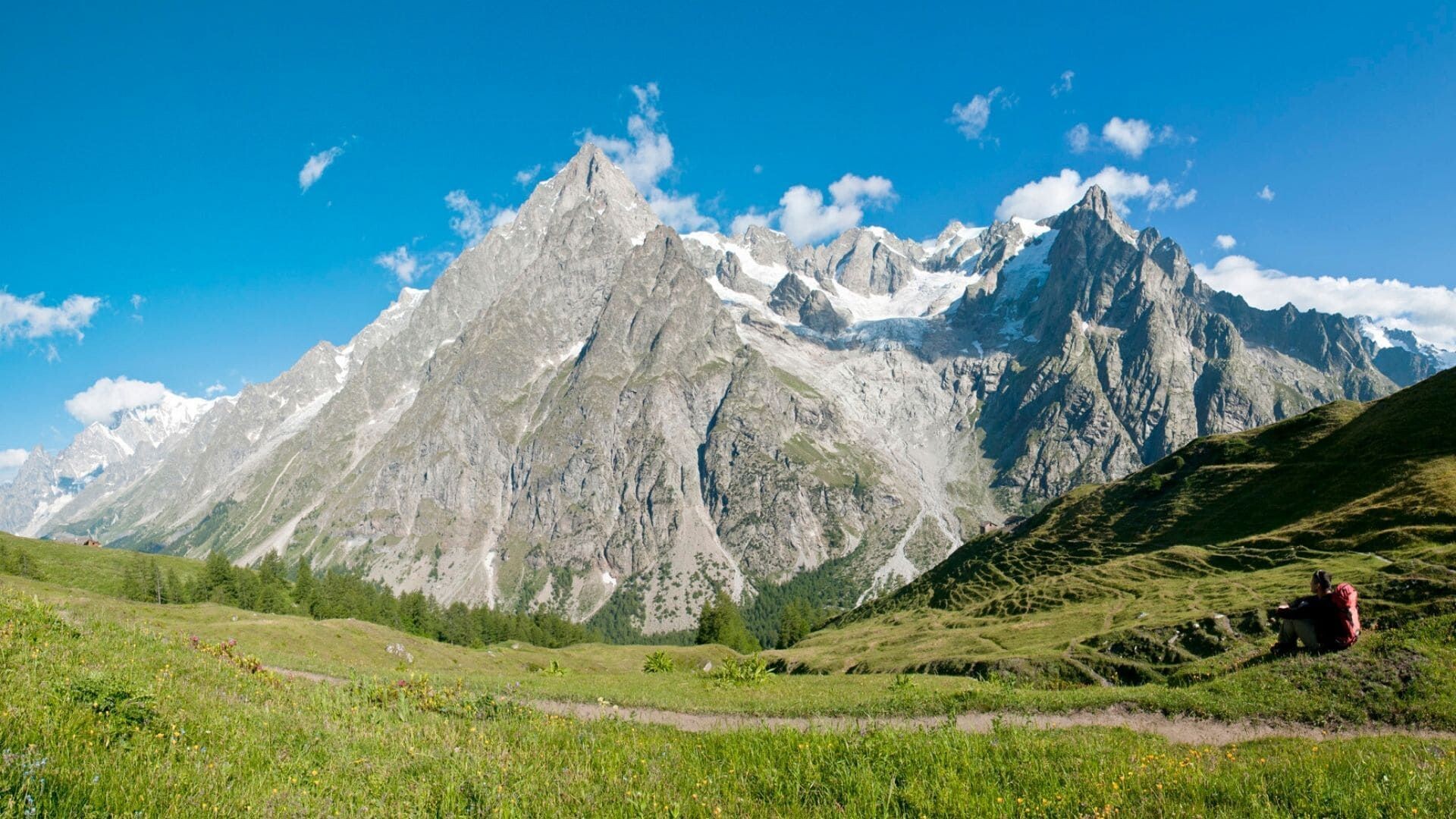 Randonneur face au massif du Mont-Blanc - Tour du Mont-Blanc - Alpes