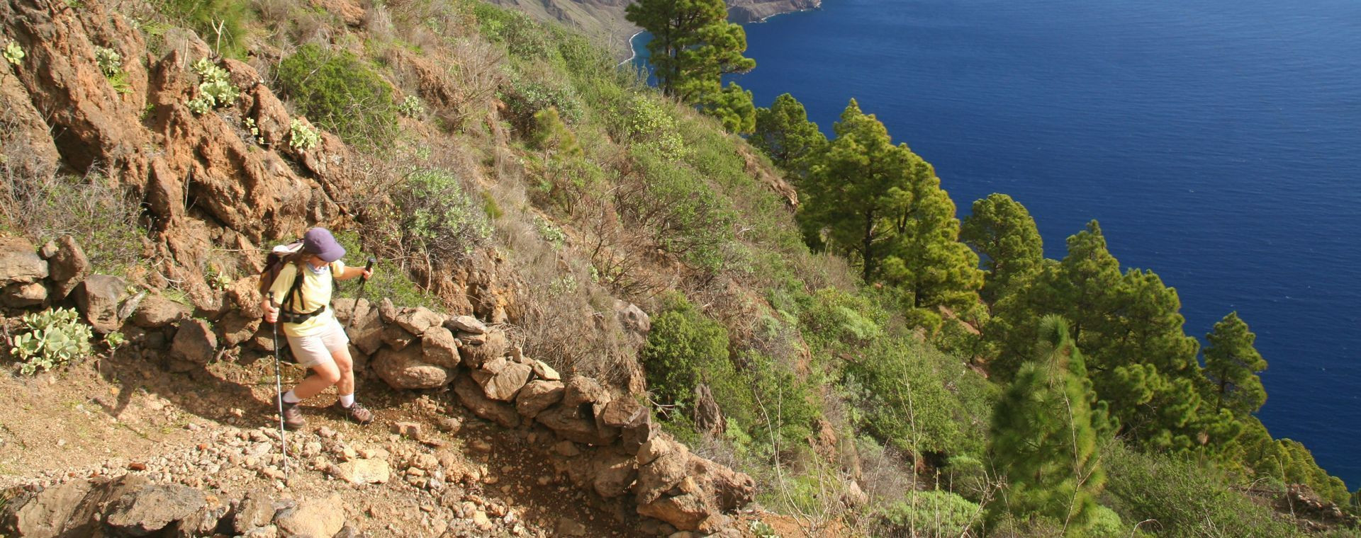Escursionista su un sentiero costiero - El Hierro - Canarie - Spagna