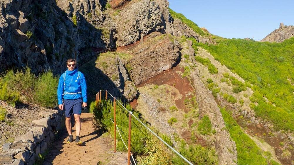 Escursionista su un sentiero di montagna - Madeira - Portogallo
