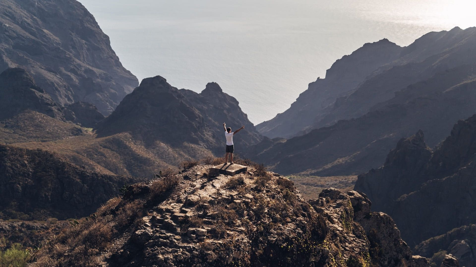 Escursionista su una cresta rocciosa - La Gomera - Canarie - Spagna