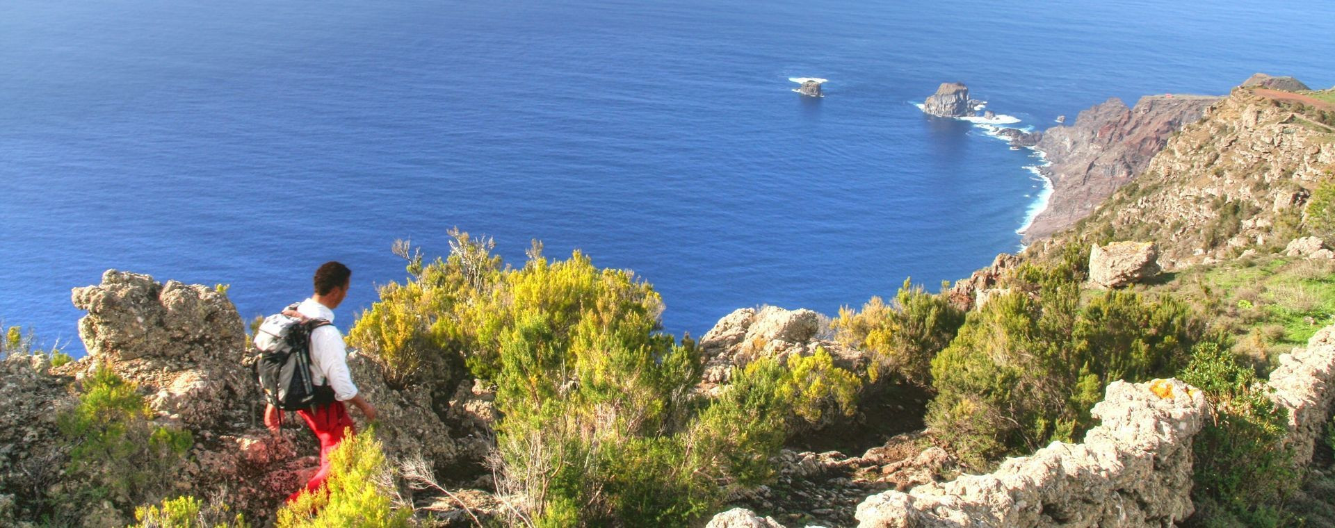 Escursionista sulla cresta costiera davanti alle Roques de Salmor - El Hierro - Canarie - Spagna
