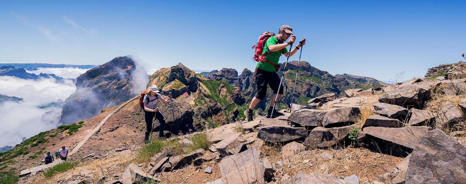 Escursionista sulla cresta sopra le nuvole - Pico do Arieiro - Madeira - Portogallo