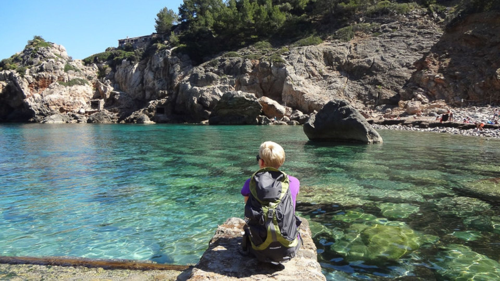 Escursionista in sosta vicino a una caletta turchese - Maiorca - Spagna