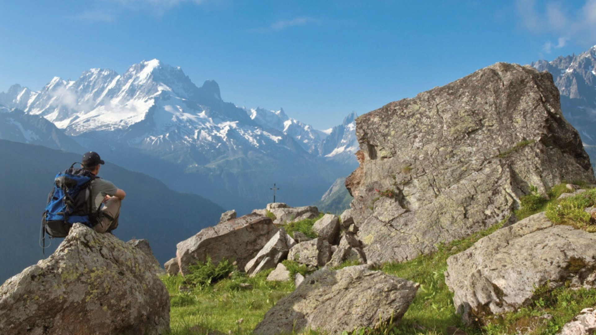 Randonneur au repos face au massif du Mont-Blanc - Tour du Mont-Blanc - Alpes