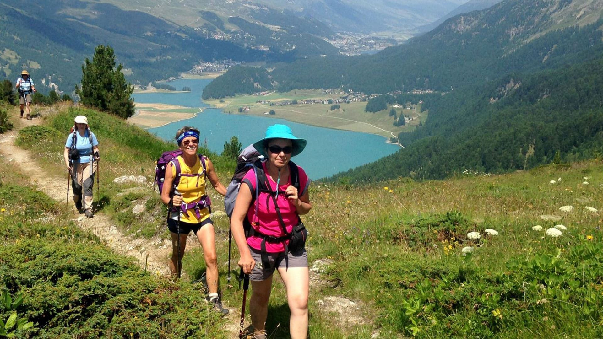 Randonneuses sur un sentier au-dessus des lacs - Engadine - Suisse