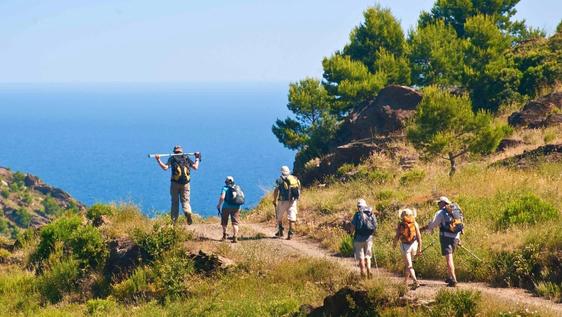 Randonneurs au-dessus de la baie de Cadaqués - Costa Brava - Espagne