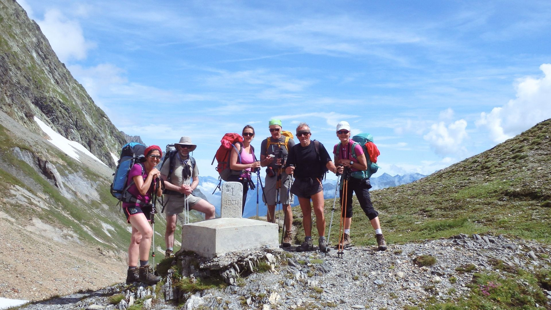 Randonneurs posant à un col - Tour du Mont-Blanc - Alpes