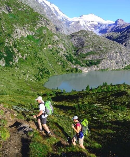 © Jean-Marc Porte Randonneurs au bord d'un lac de montagne - Alpes