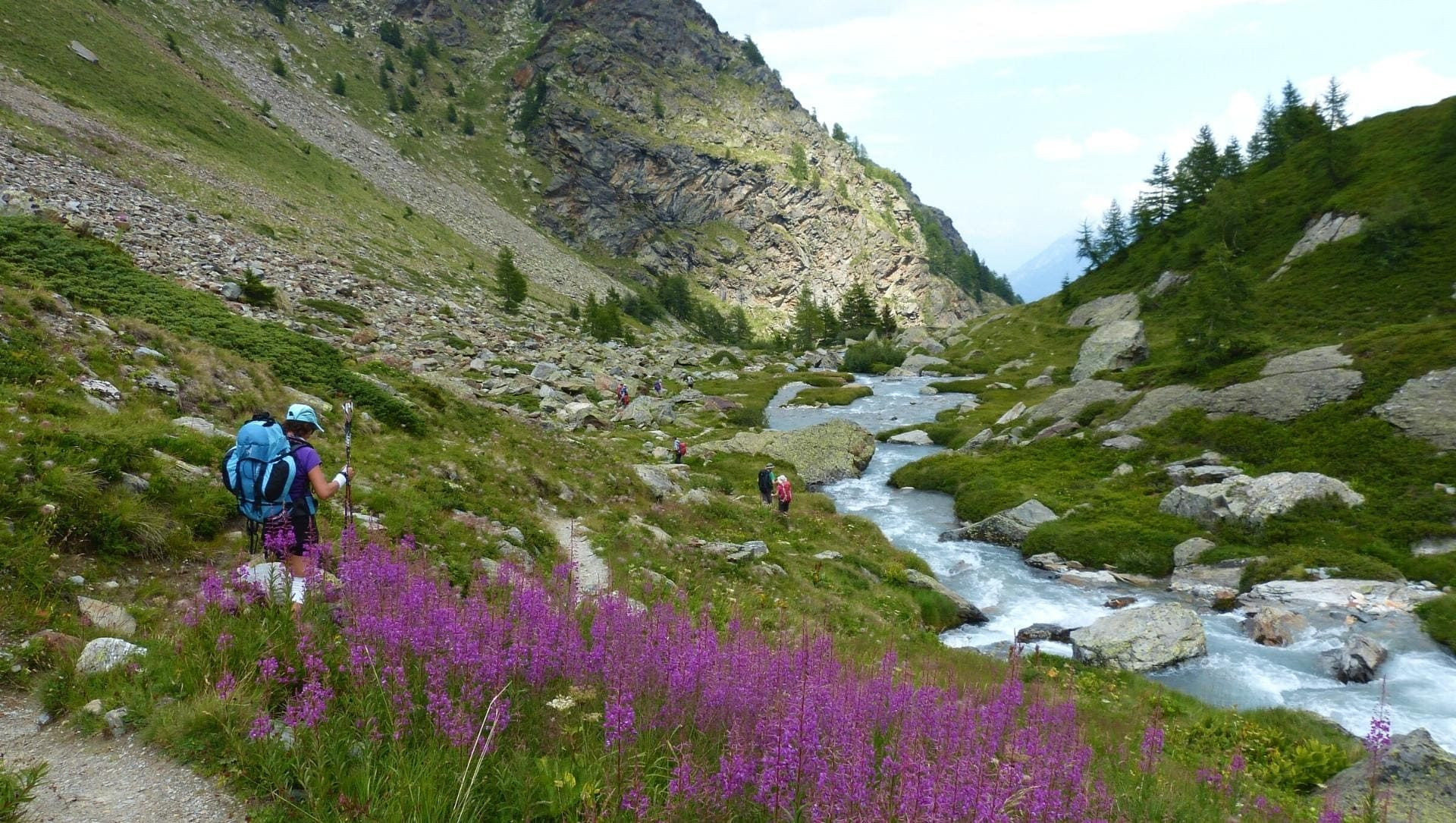 Randonneurs près d'un torrent - Tour des Géants - Val d'Aoste - Italie
