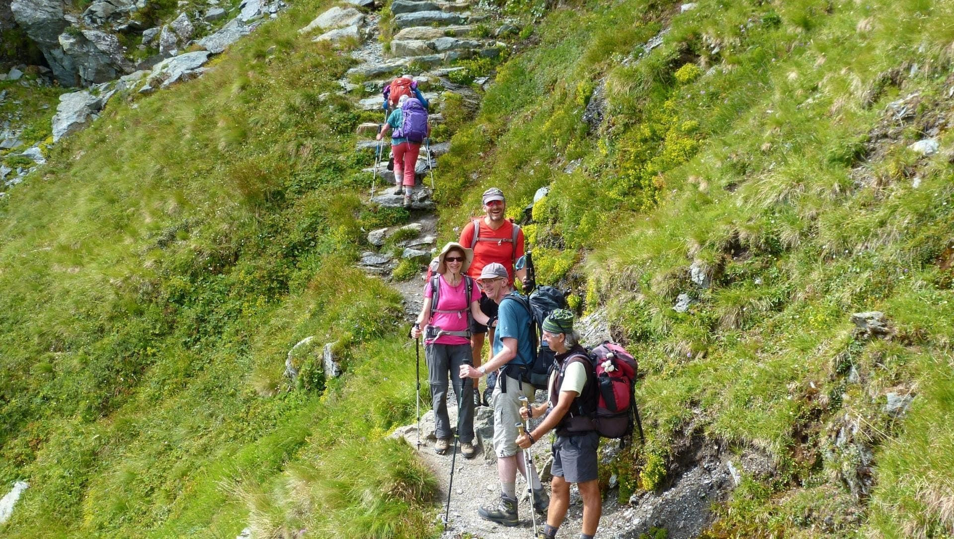 Randonneurs montant au col de Nana - Val d'Aoste - Italie