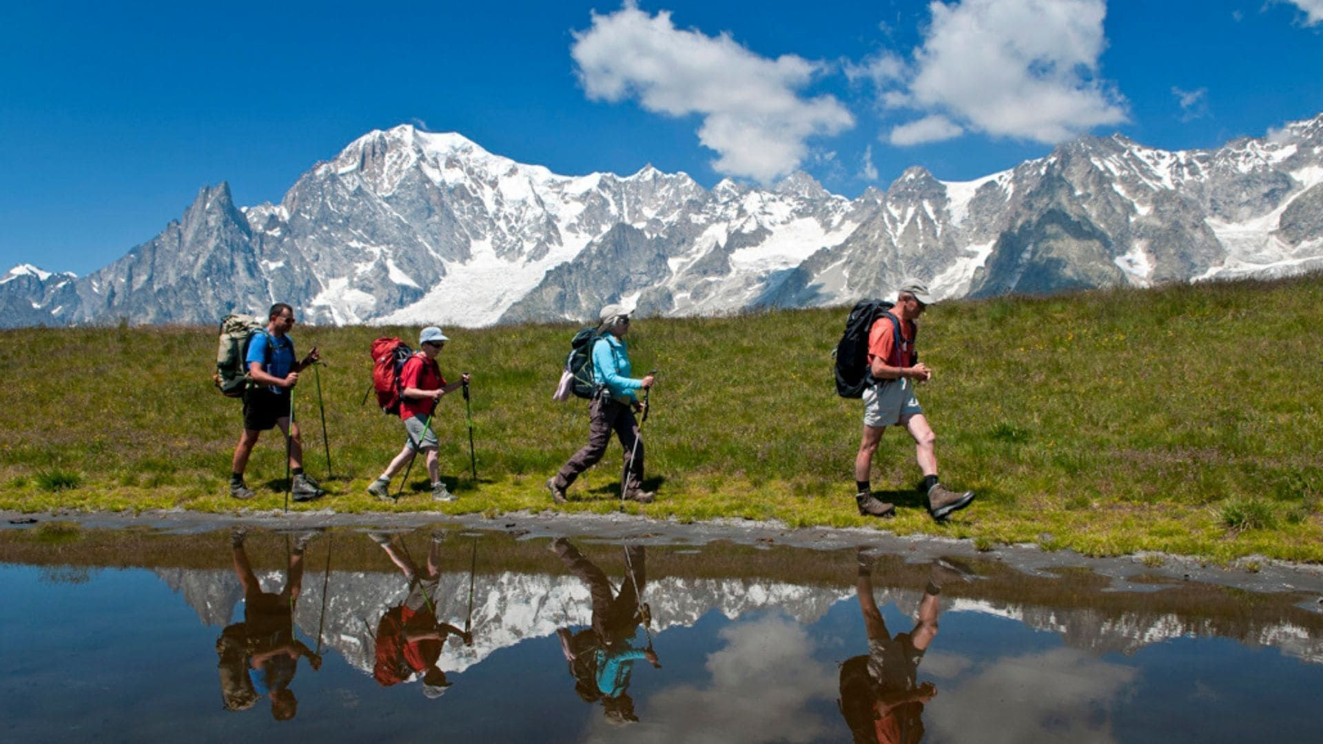 Randonneurs face au mont Blanc - Mont de la Saxe - Vallée d'Aoste - Italie
