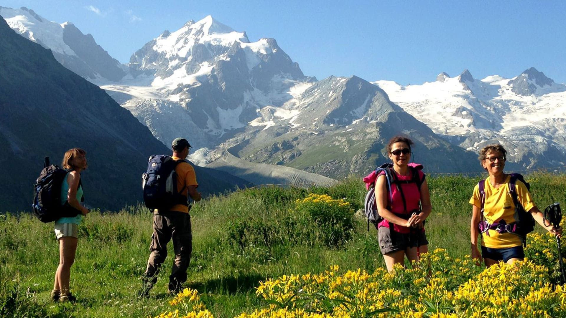 Randonneurs devant le Piz Roseg - Engadine - Suisse